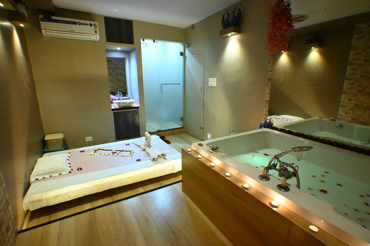 Professional massage therapist at Delight Spa Lucknow